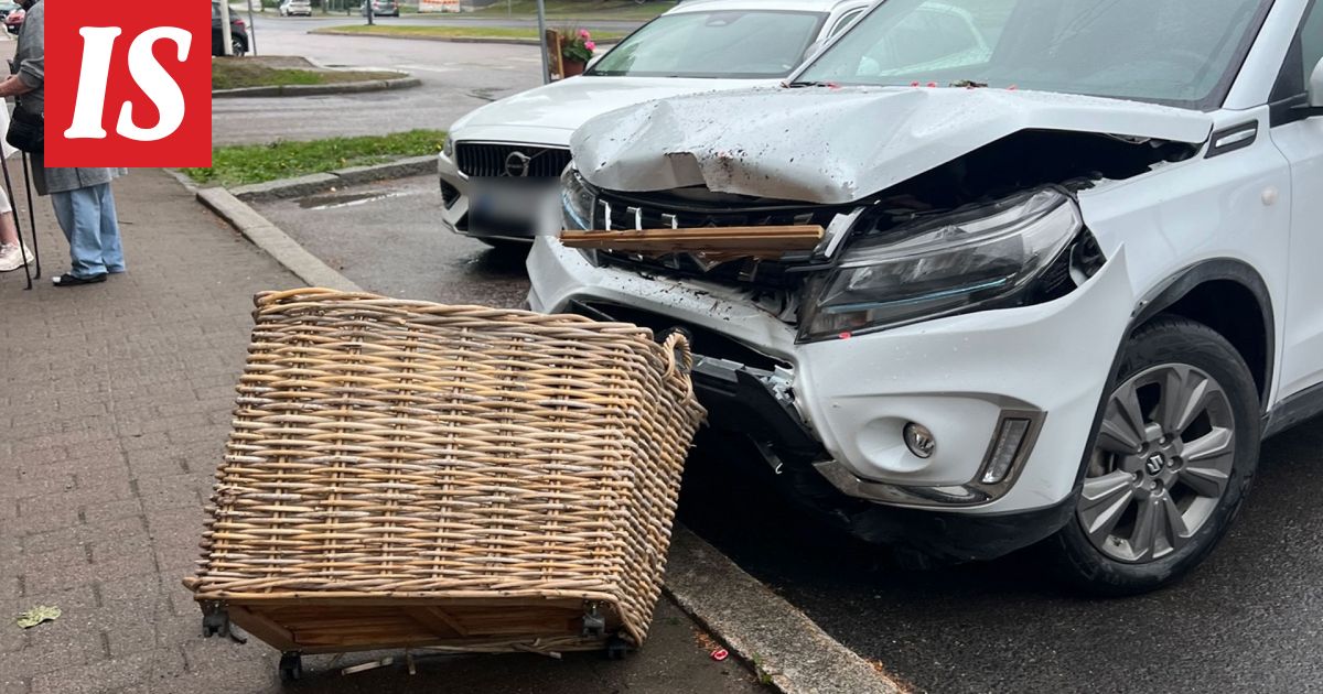 Auto ajoi hautaustoimiston ikkunasta sisään – henkilövahingoilta vältyttiin – kuvituskuva