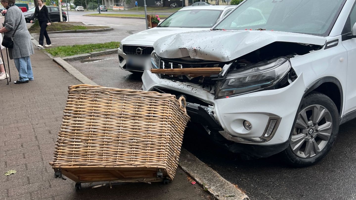 Auto ajoi hautaustoimiston ikkunasta sisään – henkilövahingoilta vältyttiin