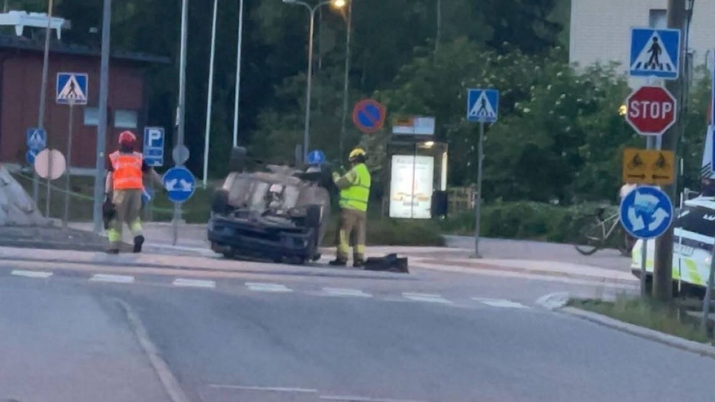 Auto ajoi liikenneympyrän läpi ja päätyi katolleen Espoossa