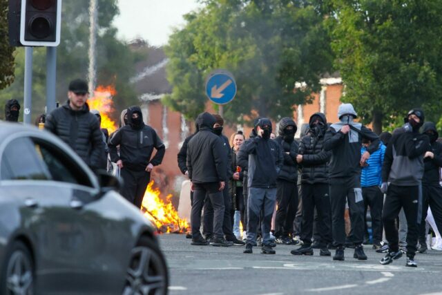 Belfastin levottomuudet nostivat turvallisuuden ja maahanmuuttopolitiikan jälleen Britannian keskusteluun