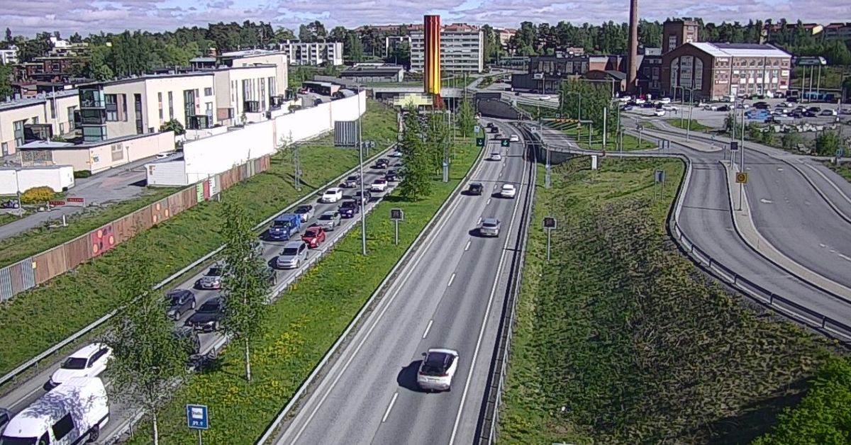 Bensan hinta ohjaa suomalaisten kesälomasuunnitelmia – 40 prosenttia harkitsee ajeluja tarkkaan – kuvituskuva