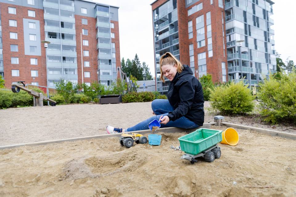 Christine opiskelee illat ja viikonloput, jotta potku-uhka väistyy – lakiuudistus uhkaa jättää Kuopiossa satoja lastenhoitajia työttömäksi