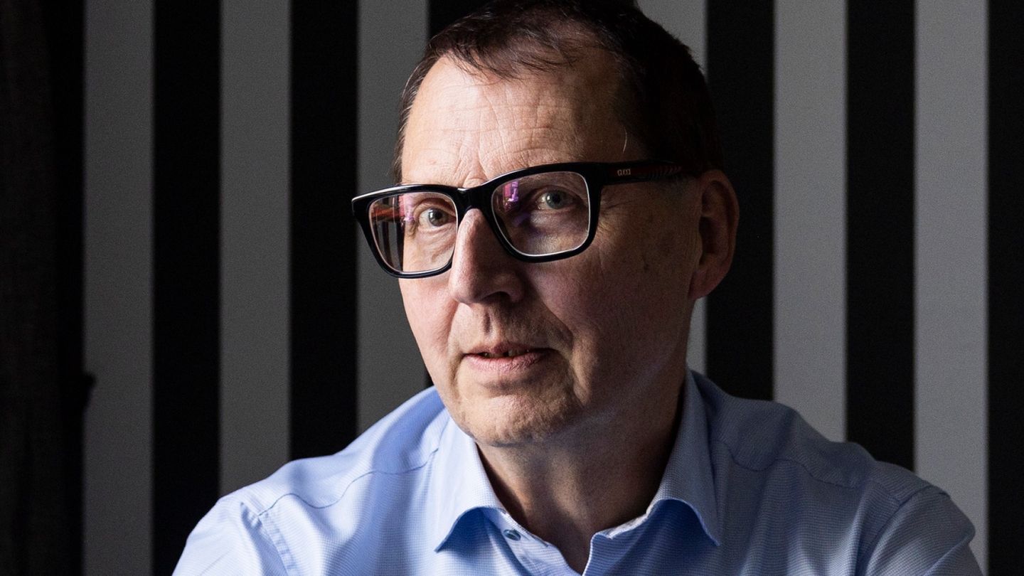 Entinen Jehovan todistajien johtohahmo kertoo jättäneensä yhteisön ja varoittaa suljetun järjestelmän vaikutuksista