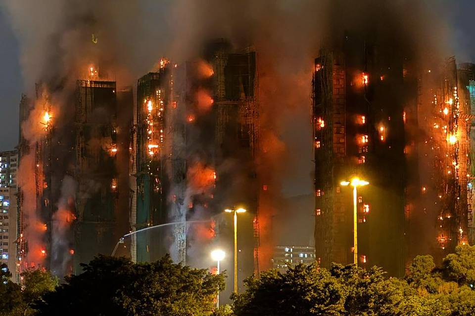 Hongkongin tornitalojen tulipalosta nostettiin syytteitä