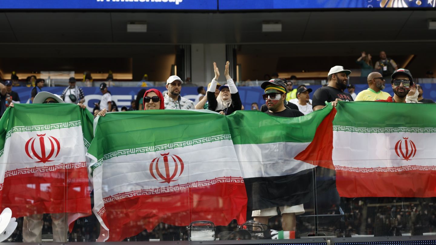 Iran ja Uusi-Seelanti tasasivat pisteet MM-kisapäivänä – Iranin kannattajajoukko näkyi ja kuului katsomossa