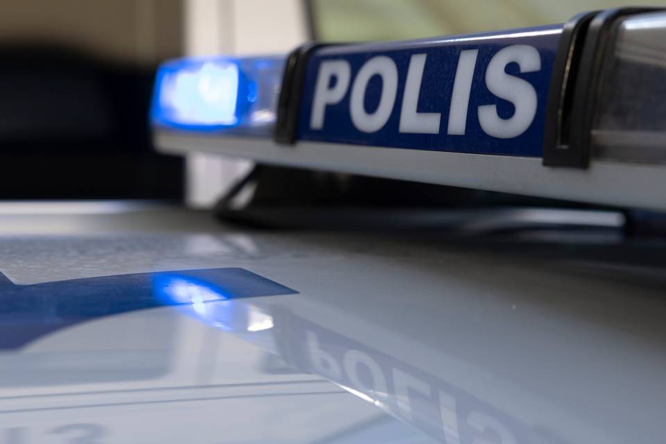 Jalankulkija loukkaantui vakavasti jäätyään bussin alle Helsingissä