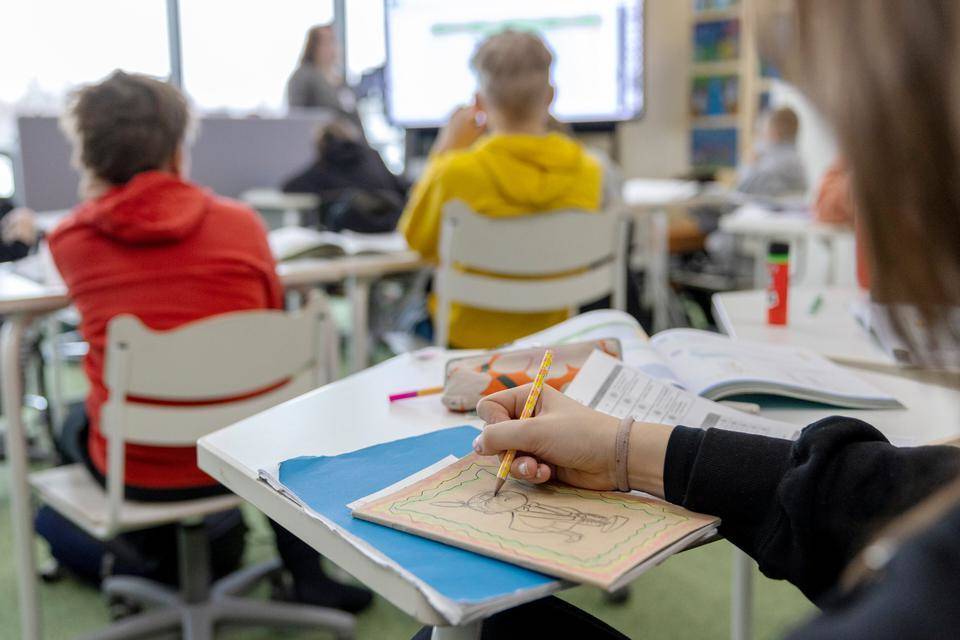 Koulupoissaolot vähenivät, mutta yläkouluissa huoli jatkuu