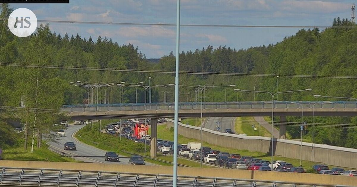 Kuuden auton ketjukolari hidastaa liikennettä Turunväylällä Espoossa – kuvituskuva
