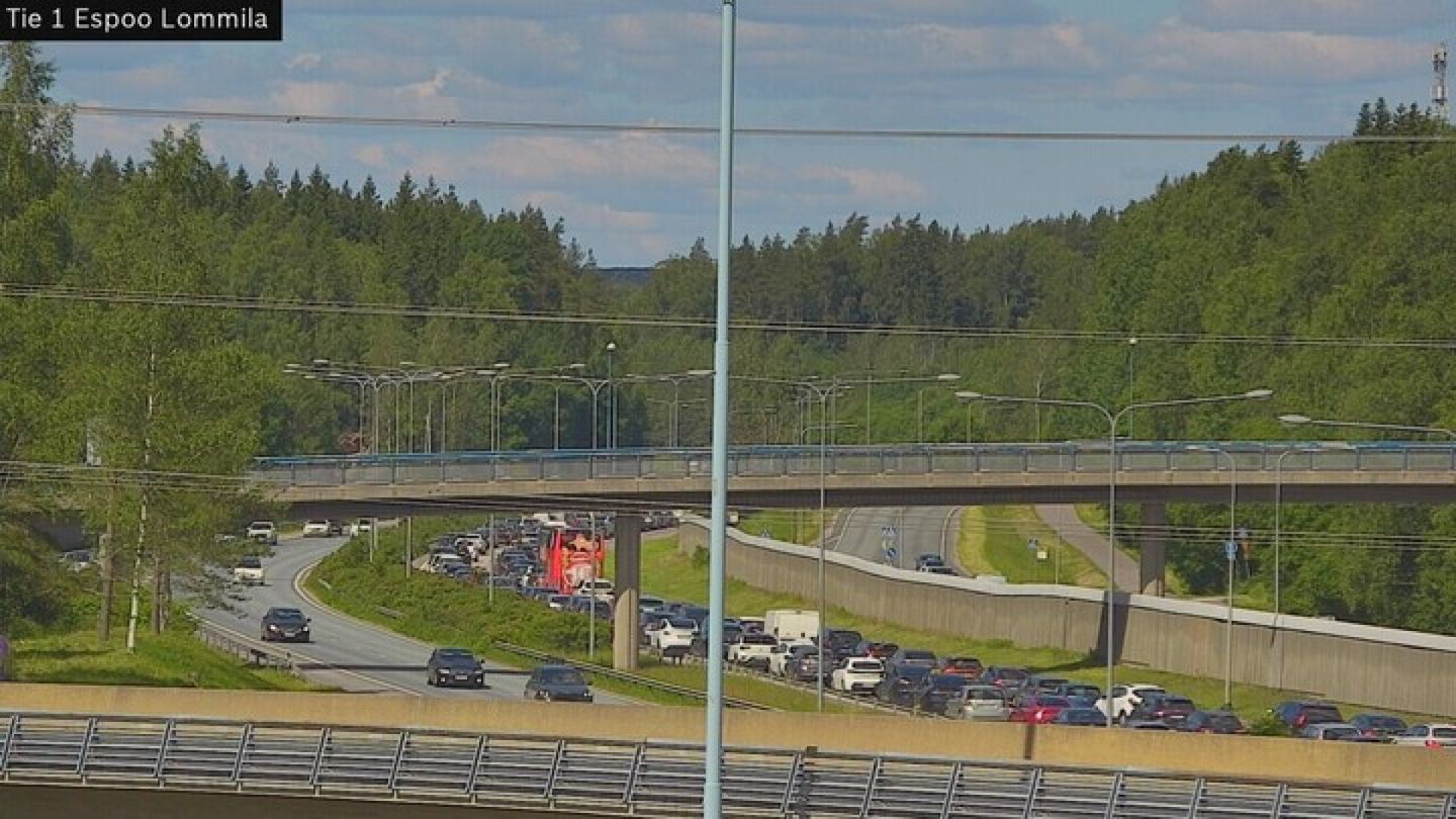 Kuuden auton ketjukolari hidastaa liikennettä Turunväylällä Espoossa