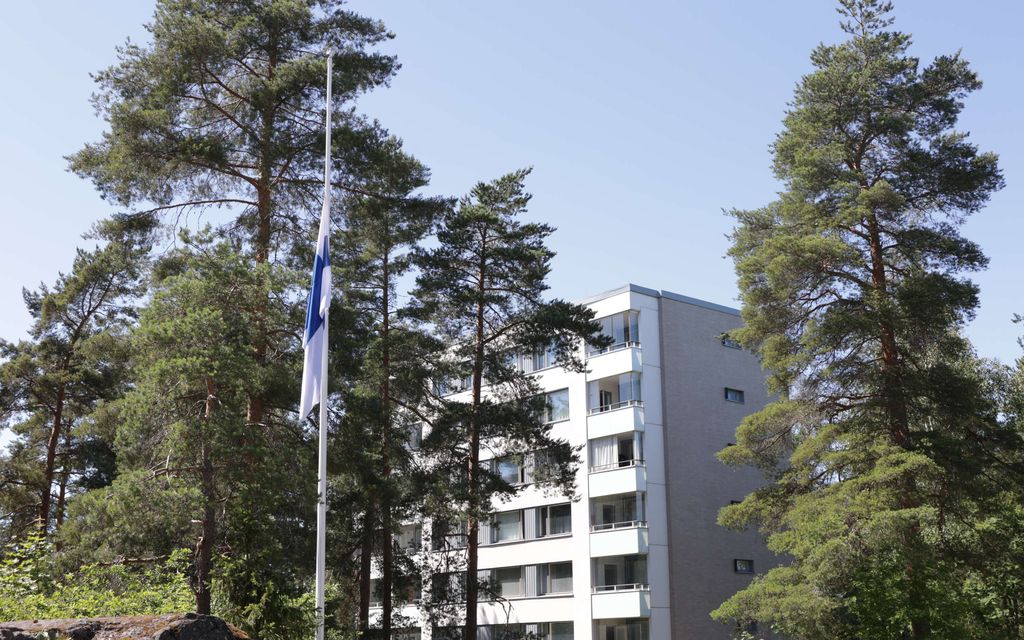 Lahden Tonttilassa tutkitaan epäiltyä murhaa – kotipihan puolitangossa ollut lippu kertoi surusta