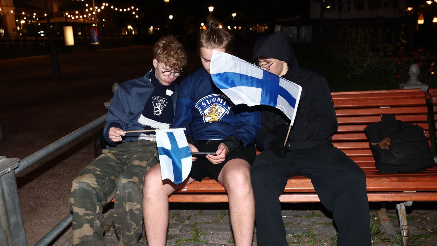 MM-kultajuhlat täyttivät Helsingin: osa juhlijoista nousi suojatun Mantan päälle
