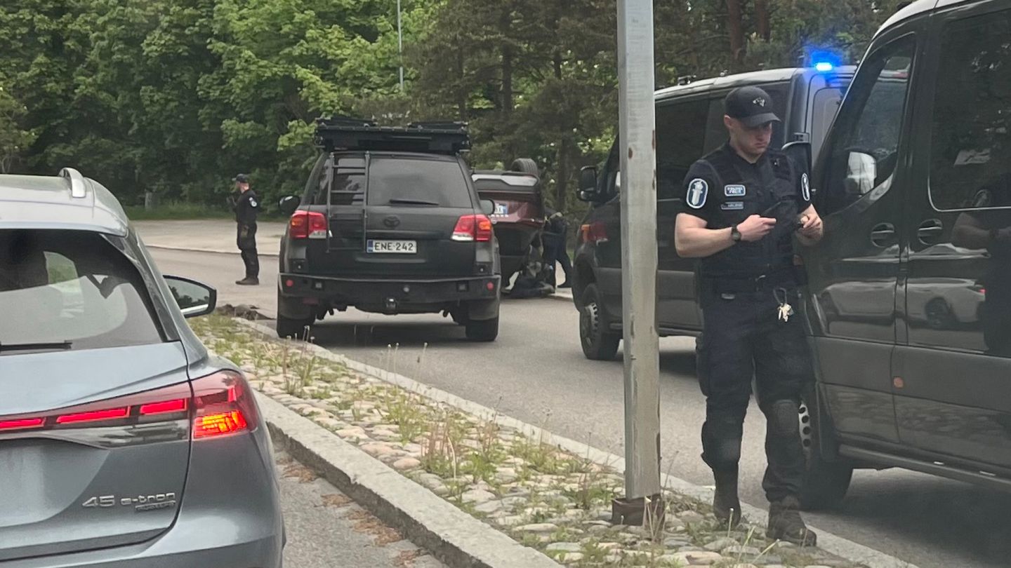 Mystinen poliisiauto pysähtyi Laajasalontien onnettomuuspaikalle