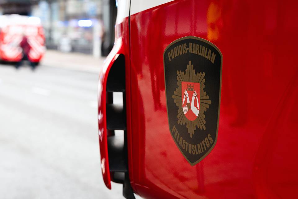 Nurmeksessa tuhoutui grillikatos tulipalossa
