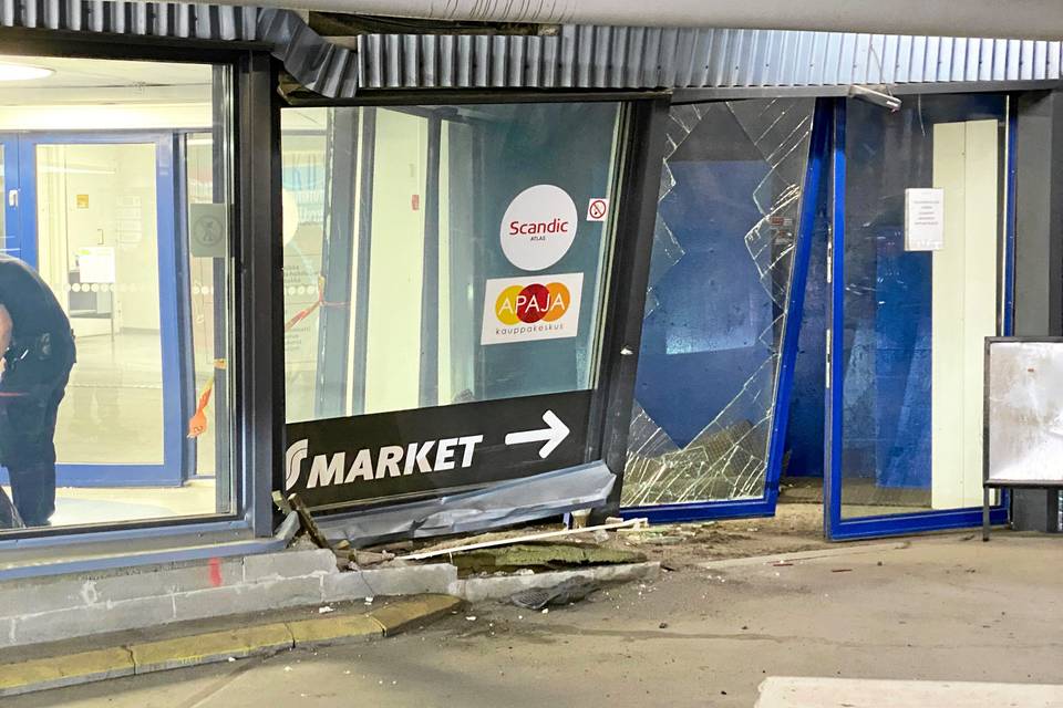 Onnettomuus Kuopion toriparkissa – seinä pirstaleiksi