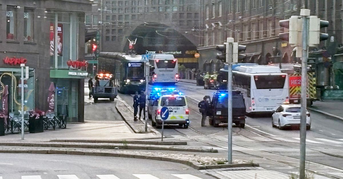 Päihtynyt kuljettaja kolaroi Kaisaniemessä – onnettomuus haittasi hetken liikennettä Helsingin keskustassa