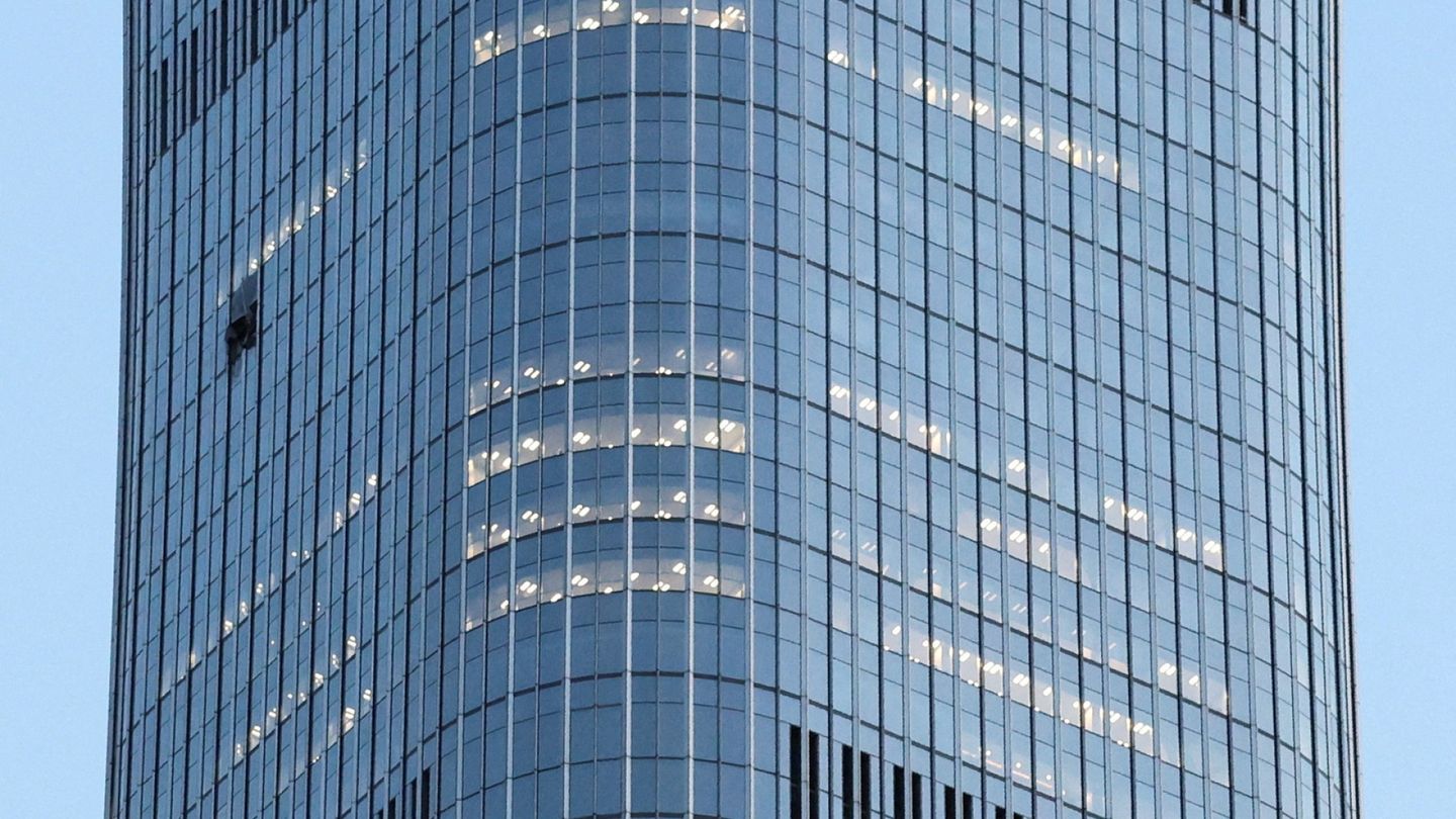 Pienkone törmäsi Pekingin korkeimpaan pilvenpiirtäjään perjantai-iltapäivänä