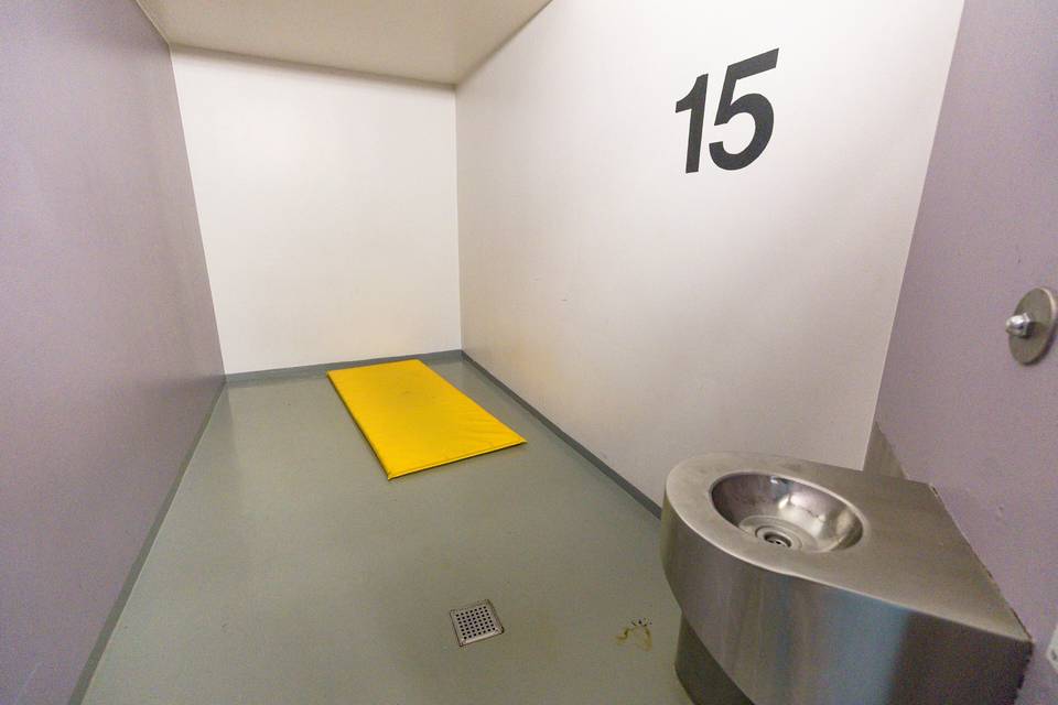 Poliisi voi ottaa rötöstelevän lapsen säilöön vuorokausiksi ilman alaikärajaa – kritiikki kasvaa