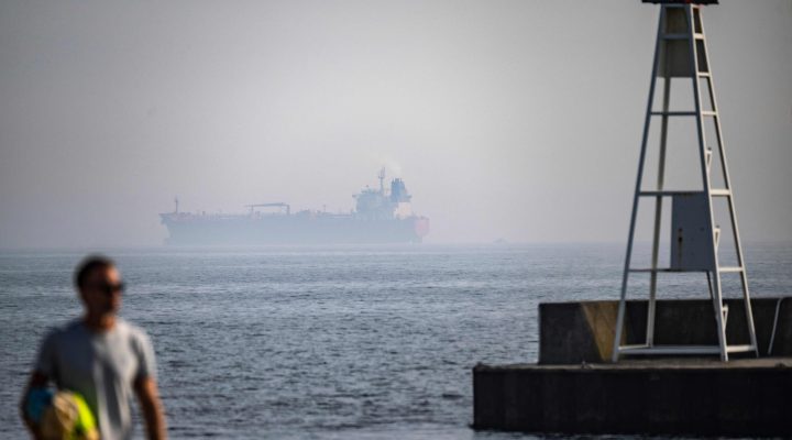 Ranskan laivaston käskyt sivuuttanut tankkeri otettiin haltuun Atlantilla