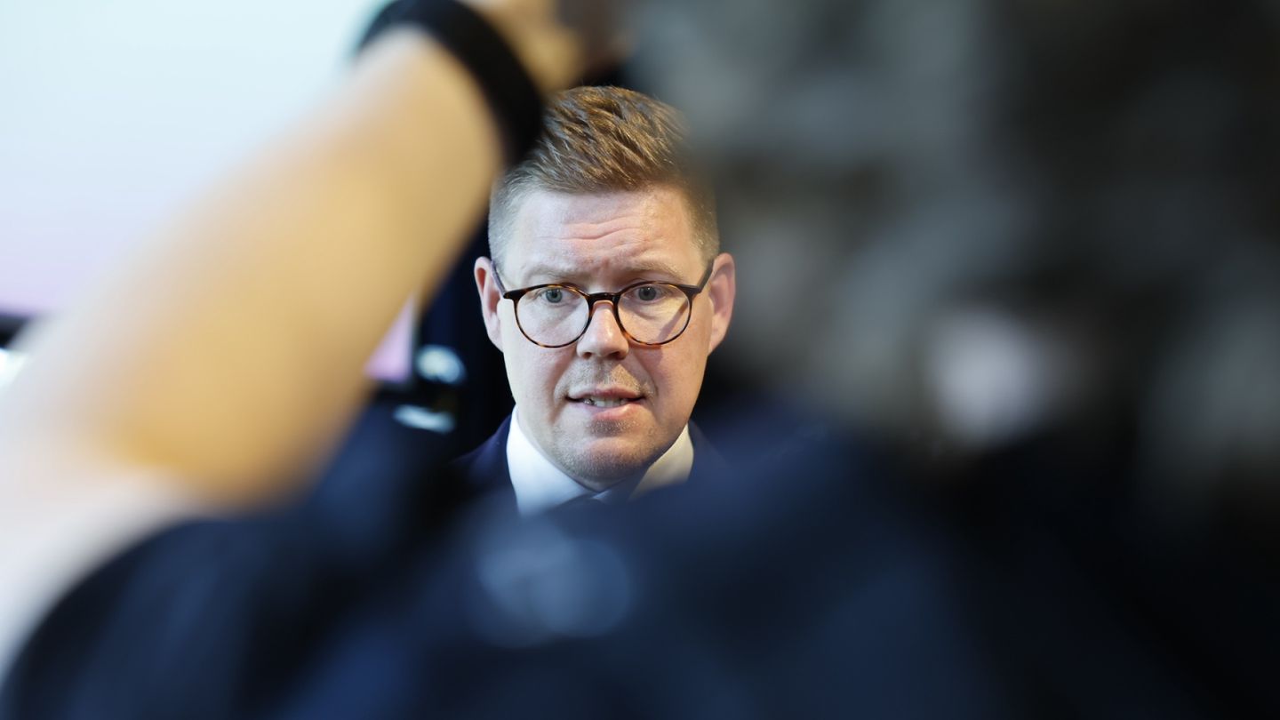 Sdp:n talouslinjan äänestykset paljastivat Antti Lindtmanille vaikean tasapainotehtävän