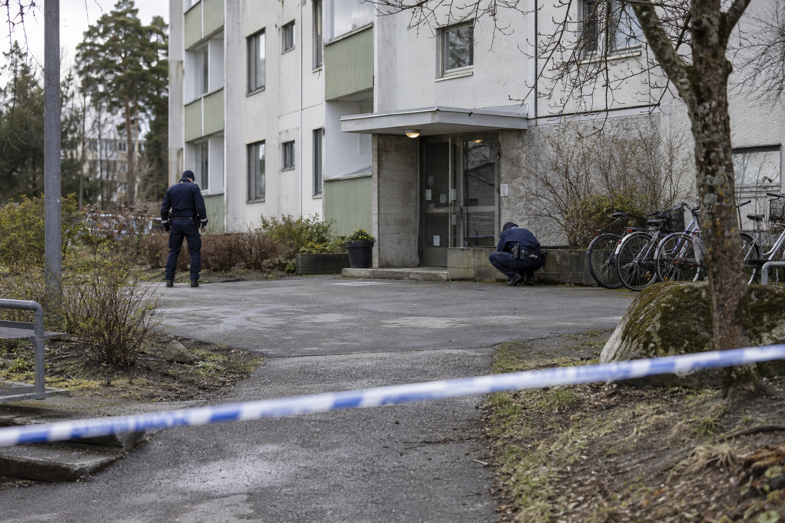 Uhri raahattiin kerrostalon eteen keskellä päivää – Turun Lausteen surmasta tapposyyte toiselle epäillylle