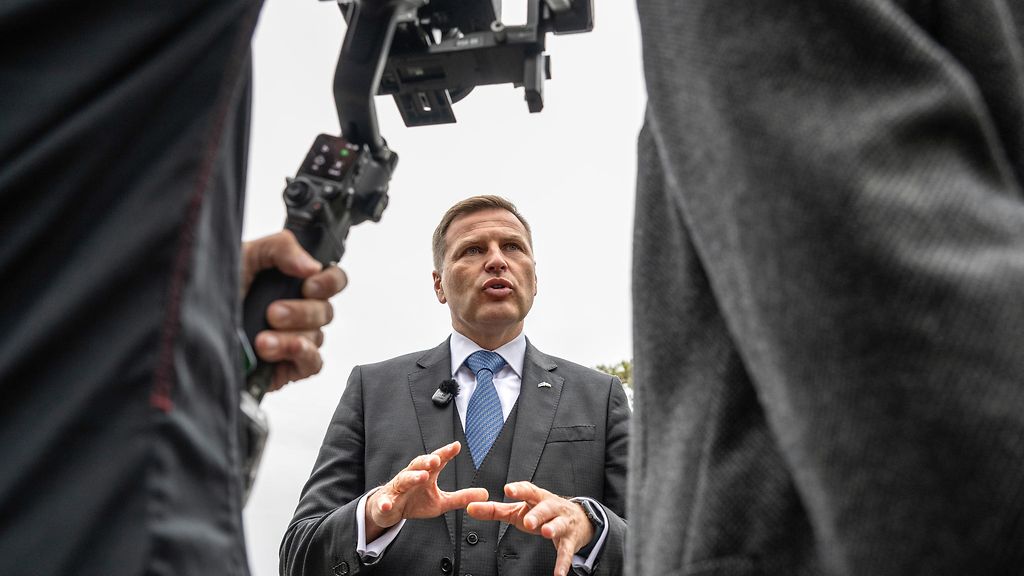 Viro maksoi 70 miljoonaa ammuksista, joita ei koskaan tullut – puolustusministeri eroaa